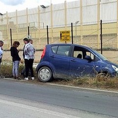 Finisce con la macchina contro la recinzione del carcere
