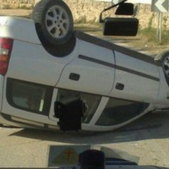 Auto ribaltata in Contrada Tufarelle: due feriti