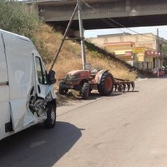 Trattore contro furgone in via Da Villa: un ferito