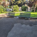 Cartacce e bottigliette  "adornano " le panchine di piazza Unità d'Italia