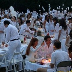 Amiche delle Amiche con il white party for friends
