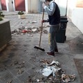 Rifiuti, nel quartiere Europa il senso civico del  "cittadino-spazzino "