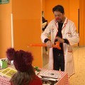 Camice bianco e naso rosso: fine d'anno con i clowndottori in corsia