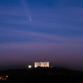 La chioma della "cometa del secolo " brilla su Castel del Monte
