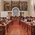 Il Consiglio Comunale approva i punti, in aula i nomi delle donne vittime di femminicidio