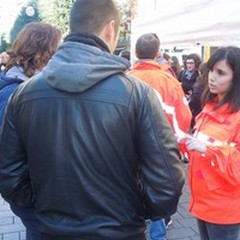Abbracci gratis, trucchi e palloncini con i Giovani della Croce Rossa