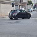Cedimento stradale in via Maraldo angolo via Parigi: c'è il rischio di incidenti e danni