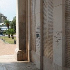 Scritte, insulti, svastiche, sporcizia: violato il Monumento ai Caduti