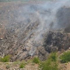 Trovata la "cava-discarica " in fiamme a Trani. Ecco foto e video