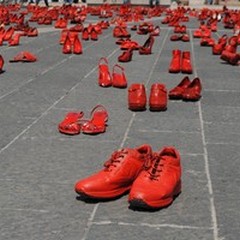 Mille scarpette rosse per l'installazione di "Zapatos Rojos "