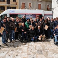 Un pulmino per il trasporto di anziani e disabili: stamane la consegna