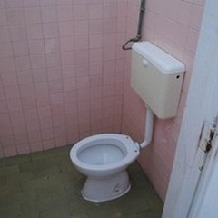 Bagno fatiscente alla Scuola dell'Infanzia  "Padre Pio "