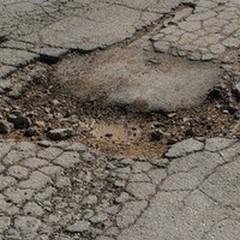 Via Vecchia Barletta: buche e rattoppi, le proteste