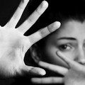 Botte alla moglie che lo tradisce: arrestato marito boss ed i tre figli