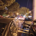 Parcheggio selvaggio su viale Gramsci: autovetture invadono marciapiedi e pista ciclabile