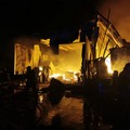 Lavoreranno tutta la notte i Vigili del Fuoco, nell'inferno del capannone di via Barletta