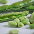 Primizie al mercato: con il caldo record arrivano fave e piselli