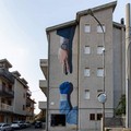 “Giocarsi la vita. La morra della sanità”: il nuovo murales di Daniele Geniale realizzato a Stigliano