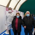 Mano nella mano verso il vaccino nell'hub di Andria