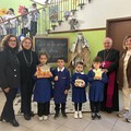 Il Vescovo benedice i bambinelli degli studenti dell'IC  "Oberdan Vittorio Emanuele III " di Andria