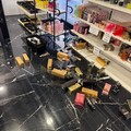 Furto in una profumeria di via Firenze, la titolare: "Andate a lavorare "