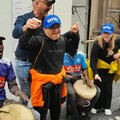 Un improvvisato flash mob per la pace a Napoli con lo Zenith