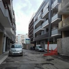 Pali della pubblica illuminazione dimenticati in via Vito Fornari