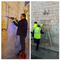 Rimossa la svastica sul muro del campanile della chiesa Cattedrale