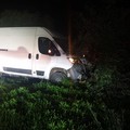 Furgone finisce fuori strada abbattendo guard rail ed un ulivo
