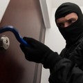 Tentativo di furto in un appartamento in via Puccini: i ladri riescono a fuggire
