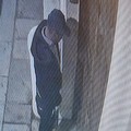 Urina in via San Sebastiano davanti al portone di un'abitazione, incurante delle telecamere