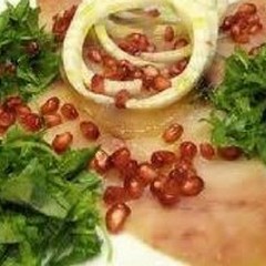 Salmone, gamberi, melagrana e finocchi