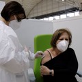 Quasi 900 mila dosi di vaccino somministrate in Puglia: da domani è la volta dei 71 e 70enni