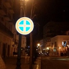 Troppa fretta e il cartello in Via De Gasperi cede