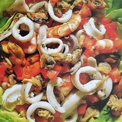 Cestino di lattuga con insalata di mare