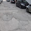 Asfalto come gruviera in via Fornari