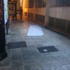 Vento forte di Ferragosto: cade un'insegna in via De Gasperi
