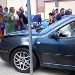 Golf contro un muro in viale Orazio: tre feriti