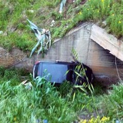 Auto in una scarpata: due fratelli feriti in codice rosso