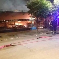 A fuoco una giostra in Largo Torneo nella notte