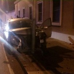Auto contro un palo in viale Virgilio: due feriti lievi