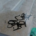 Scritte sul Monumento ai Caduti, deturpata la storia