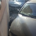 Paura in centro, due auto finiscono contro un muro