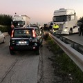 Assalto a tir sulla sp231, preso in ostaggio l'autista. Traffico in tilt