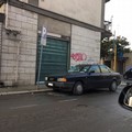 Ostacola da giorni il transito dei pedoni: accade in via Duca di Genova