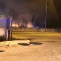 Grosso incendio a ridosso del cimitero: a fuoco sterpaglie e rifiuti
