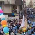 Una schiera immensa di fedeli accompagna la Madonna dell'Altomare per le strade di Andria