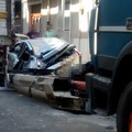 Si spezza braccio di un'autogru, danni ai mezzi in sosta