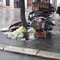Degrado in via Annunziata: rifiuti abbandonati vicino ad un albero