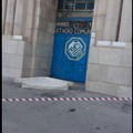 Si stacca una grossa lastra di pietra dall’ingresso dello stadio "Degli Ulivi " di Andria
